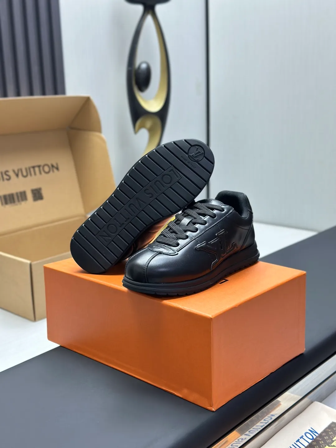 👟👟Ex-factory price 680👟👟 Full set of packaging with airplane box💰Top version LV-Louis Vuitton-classic catwalk new style 1:1 development replica of the original version! ! The upper foot is very comfortable. It is made of luxurious materials and fine workmanship. The midsole is printed with English letters "Made in Europe". The upper is made of calfskin imported from Italy. The side is decorated with the brand's LOGO and signature. The latest latex foot pads and mesh lining make the foot feel super comfortable. The original two-color TPU combination outsole is specially provided by the original factory. Bag technology Goodyear stitched edges Fabric: Exclusive customized first-layer cowhide Accessories: Exclusive private model Vuitton logo, lining: Customized silk mesh lining - first-layer silk cowhide lining Outsole: TPU combination outsole wear-resistant, non-slip and anti-yellowing Foot pads: new latex pads-mesh sweat-absorbent Counter technology: fully computerized sewing machine wire drawing Toe box back cover Hot and cold shaping Full set of pull-top lasts with medium and low logo patterns Special counter packaging - shoelaces, certificate, card, instructions, certificate of quality, dust bag, the most complete packaging on the entire network, women's 35-40 men's 38-46 (38/46 customized, non-refundable! GD9916